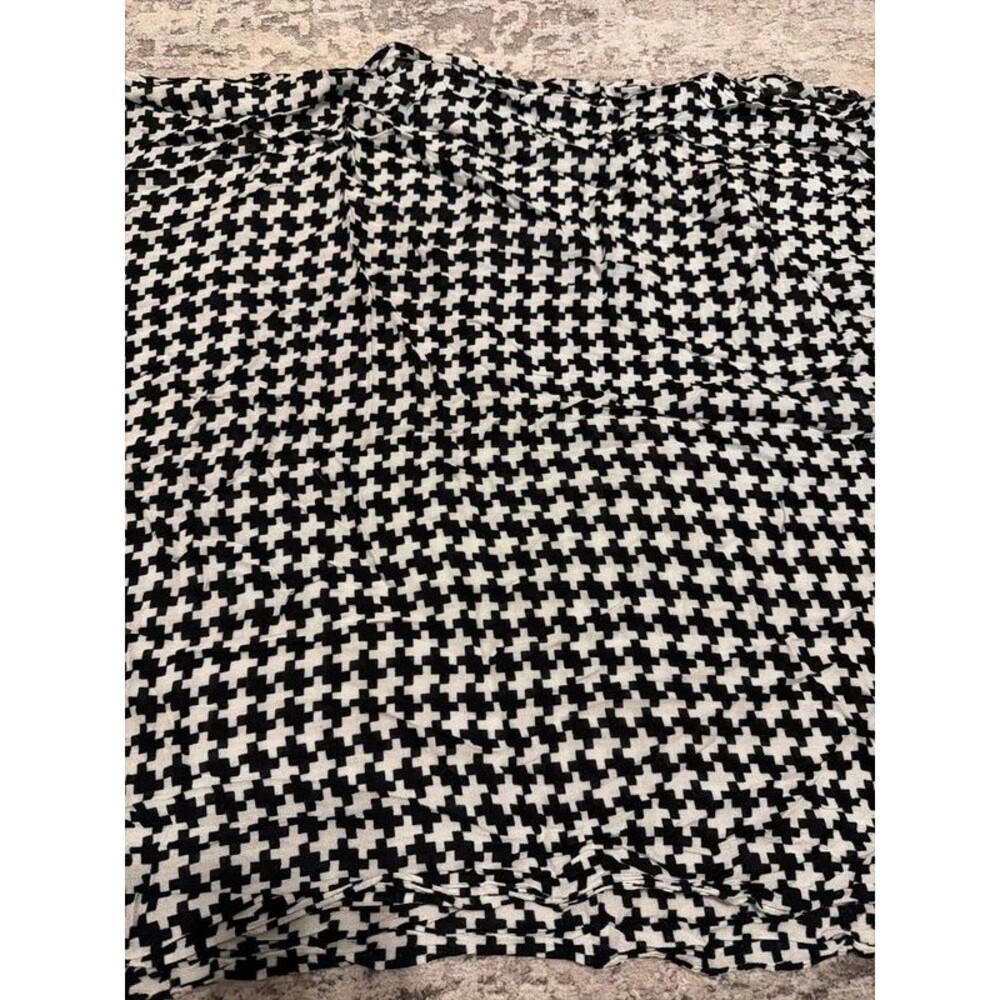 Black and white Infiniti scarf
